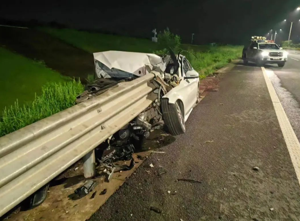 酒駕后別簽字，有用嗎？深夜，車頭“劈”成兩半！人不報(bào)警，車報(bào)了警......