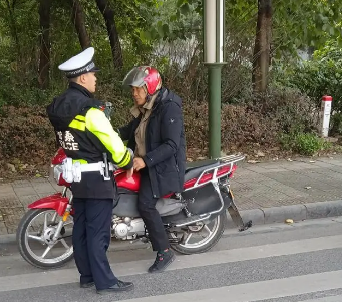 查處酒駕，只為大家的出行保駕護(hù)航